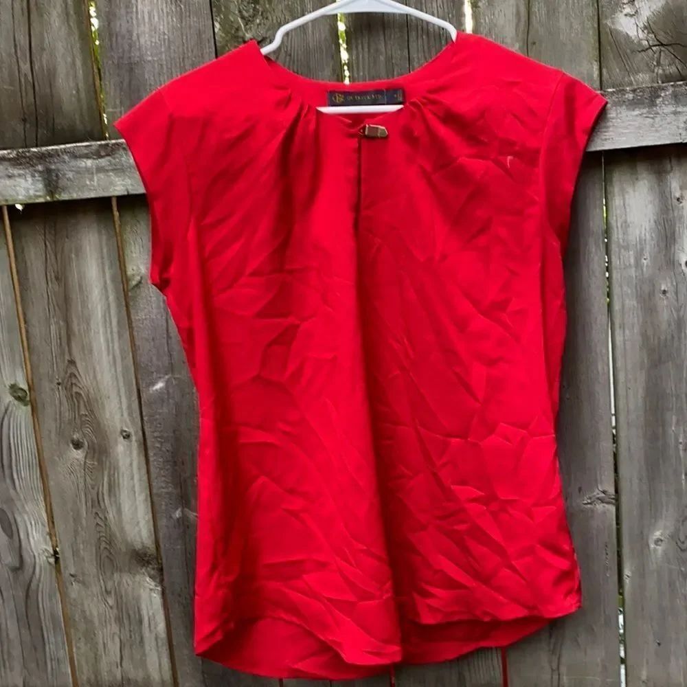 Outback Red Keyhole top sz. M